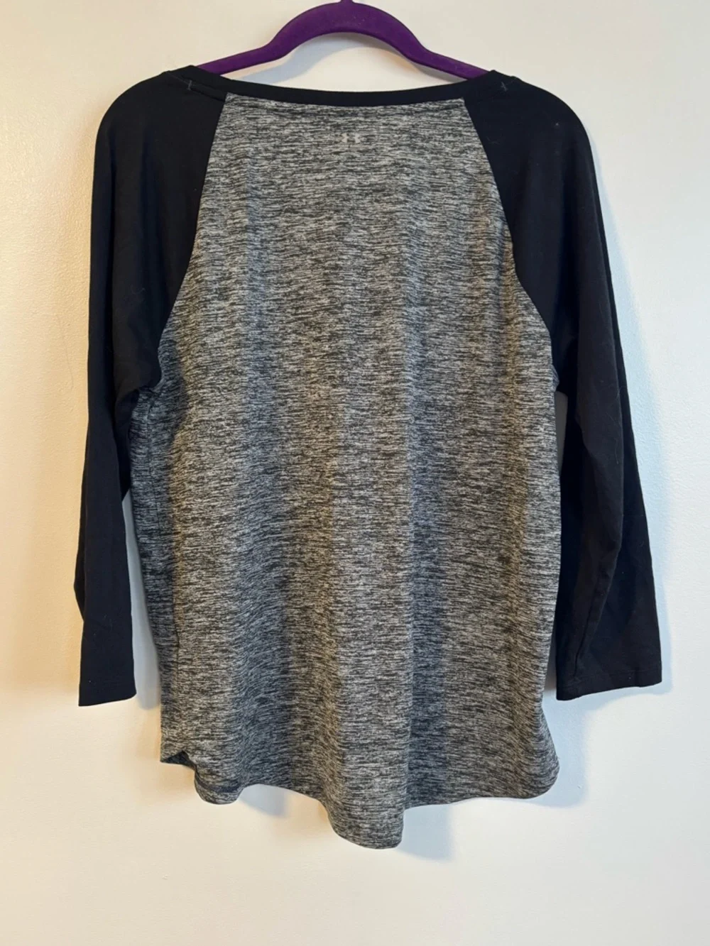 Under Armour 3/4 Long Sleeve Baseball Tee Black Gray Contrast shirt Medium - Picture 2 of 4